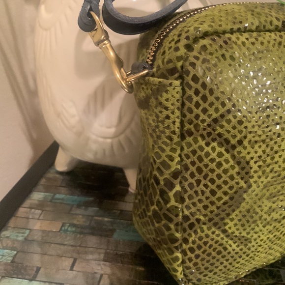 Clara. V Midi Sac Snake Embossed Leather Crossbody Bag
CLARE V. - Picture 4 of 14